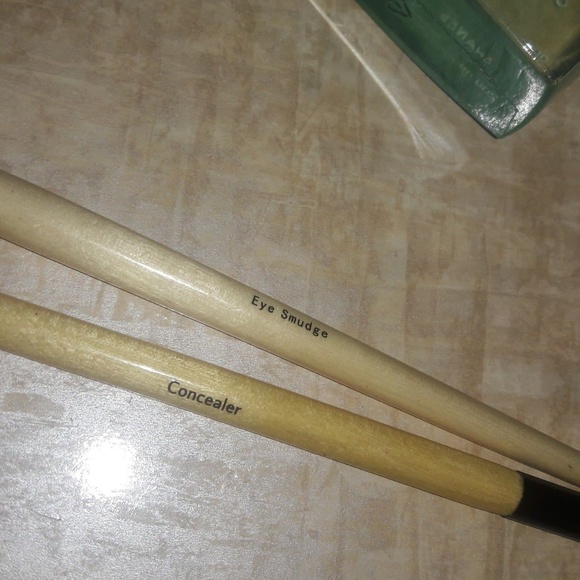 2 Bobbi Brown brushes - Picture 2 of 3